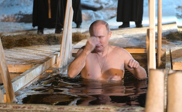 Путин ежегодно окунается в прорубь в Крещение