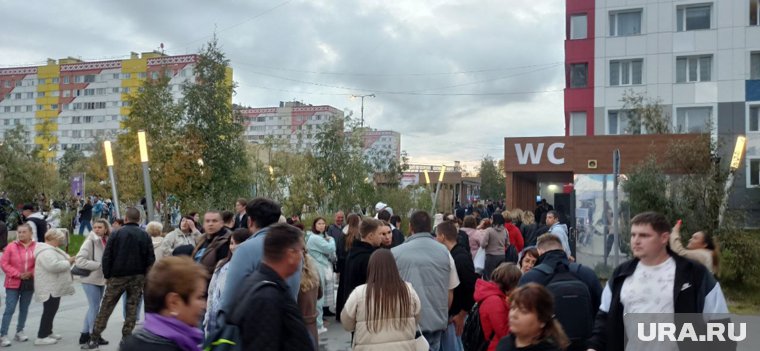 Очередь в туалет на юбилее Нового Уренгоя 