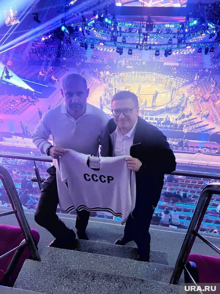 Свитер полпреду Жоге (слева) вручили на турнире по ММА RCC, где на ринге сойдутся Владислав Ковалев и Александр Шлеменко. 
