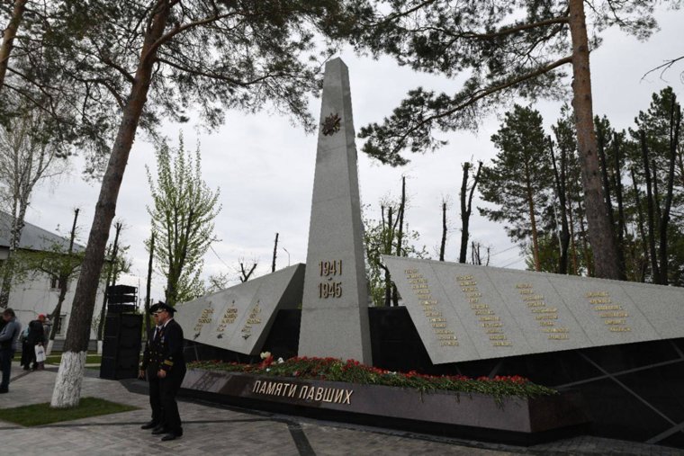 Памятник авиаторам в Тюмени открыли 9 мая
