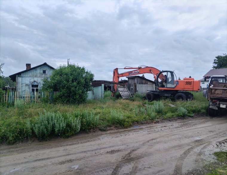 Власти сносят старые постройки