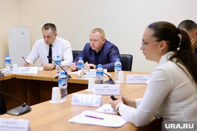 Отчеты были приняты комиссией под руководством депутата Артема Барбашина (в центре) 