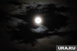 Пермяки наблюдают в небе над городом лунное гало