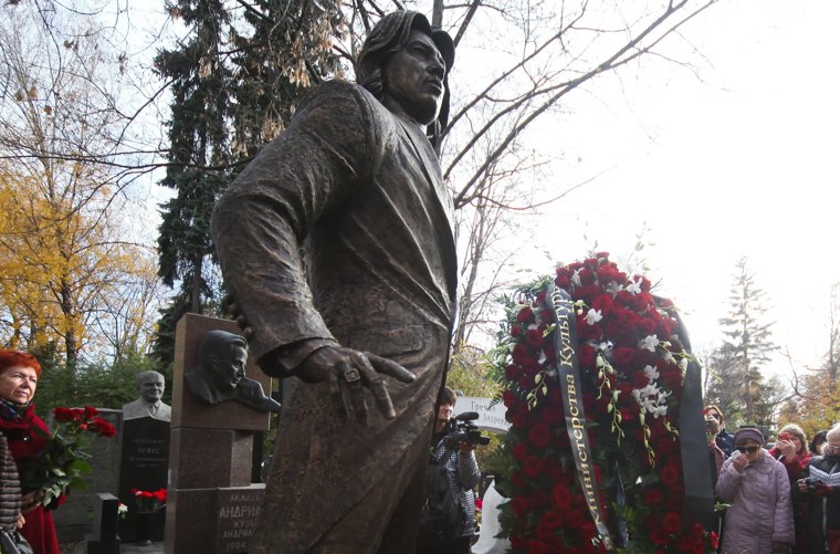 Памятник Дмитрию Хворостовскому на Новодевичьем кладбище в Москве