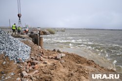 Паводок размыл часть дороги у моста в Казанском районе