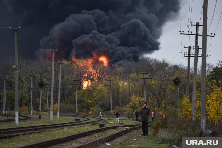 Неизвестные подожгли снегоуборочную железнодорожную машину в Тюменской области