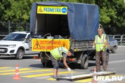 Мотоциклист и его пассажир попали в больницу после столкновения с автомобилем дорожных служб