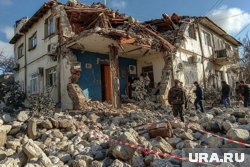 Сообщается, что десятки домов разрушены из-за сильного землетрясения