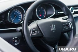 Maserati сбил двух детей на остановке в Подмосковье