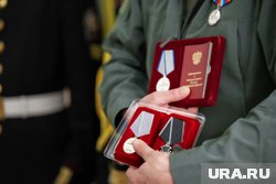 Сенатор вручил ветеранам памятные подарки
