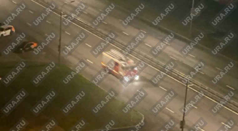К месту падения спешит автомобиль пожарной охраны