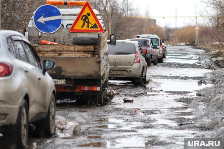 В распутицу дорогу размывает