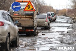 В распутицу дорогу размывает