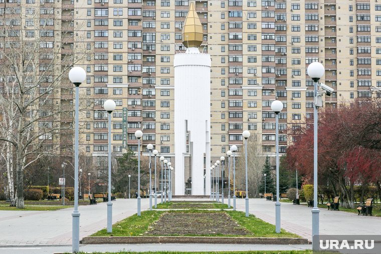 Дети устроили заезд вблизи памятного мемориала