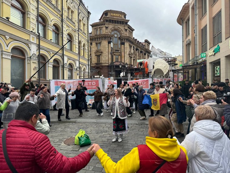 Молдаване собрались у здания посольства республики в Минске (архивное фото)