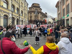 Молдаване собрались у здания посольства республики в Минске (архивное фото)