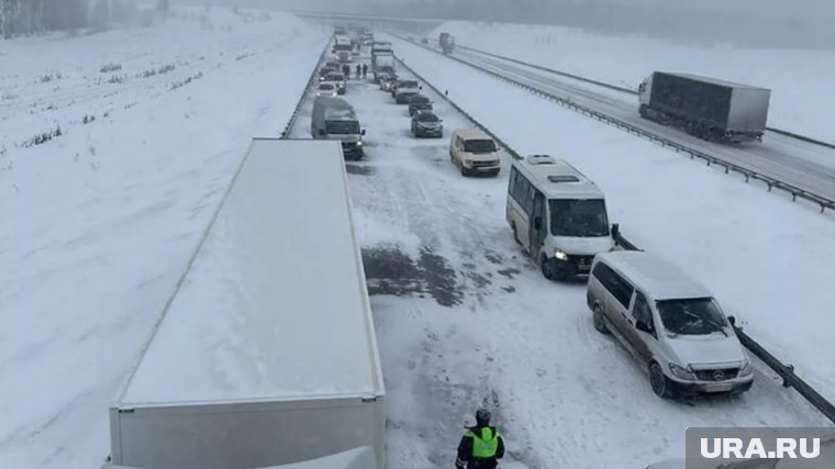 Причиной происшествия стал сильный снегопад