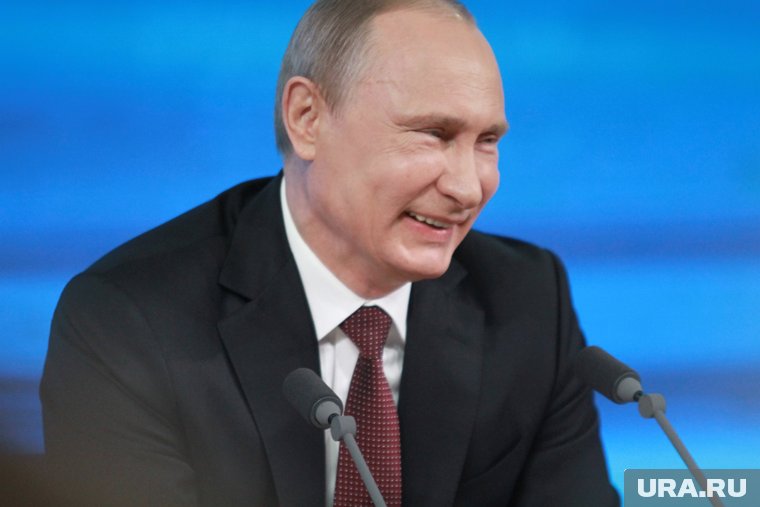 Путин рассмеялся после шутки ветерана о здоровье