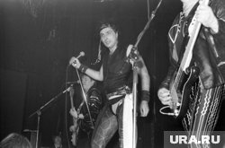 Дэй быстро покинул в группу: уже в 1976 году он ушел из коллектива