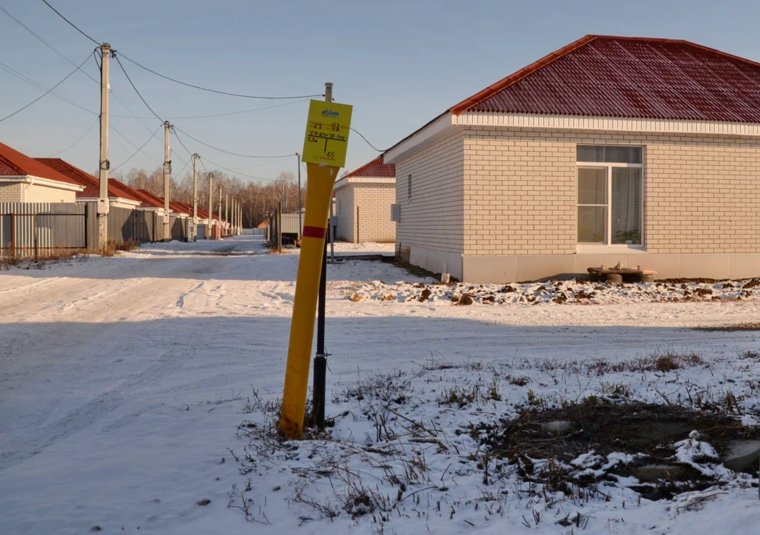 А в ноябре сюда провели газ. Часть домов уже подключили, остальные на очереди.