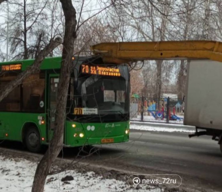 Спецтехника протаранила крышу автобуса