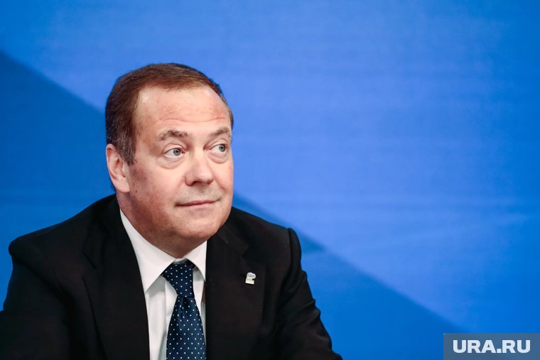 Медведев отметил тяжелую полевую работу в партии «Единая Россия»