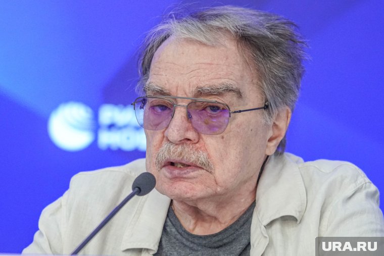 Адабашьян посоветовал Пугачевой «судить не свыше сапога»