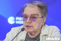 Адабашьян посоветовал Пугачевой «судить не свыше сапога»