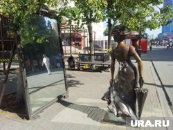 Разбитое вандалами зеркало заменили новым