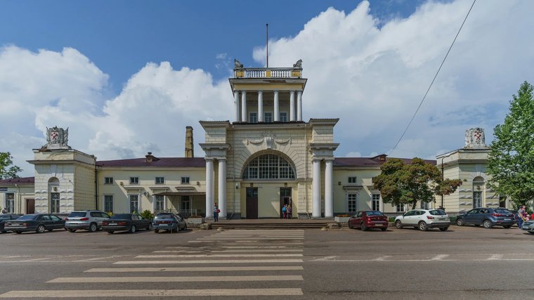 Намлиев руководил ремонтом в здании администрации Лужского района