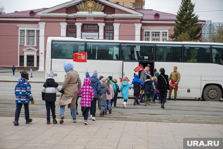 На автобусной остановке детям будут помогать волонтеры