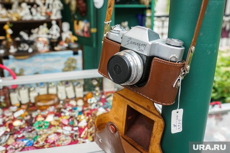 Пленочный фотоаппарат в среднем стоит 9 тысяч рублей