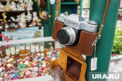 Пленочный фотоаппарат в среднем стоит 9 тысяч рублей