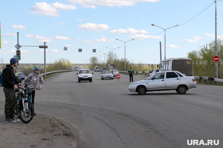 Движение перекрыто для проведения велогонки