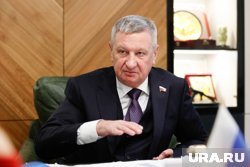 Сенатор Сергей Муратов считает важным приучать детей к чтению книг, а не к гаджетам