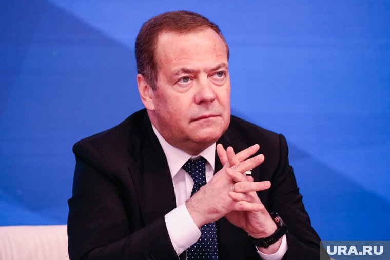 Зампред Совбеза РФ Дмитрий Медведев говорить с западными политиками на их примитивном, понятном им примитивном языке, считает Юрий Кнутов