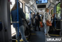 Молодой маме удобно поднимать коляску, а пенсионерам — спускаться
