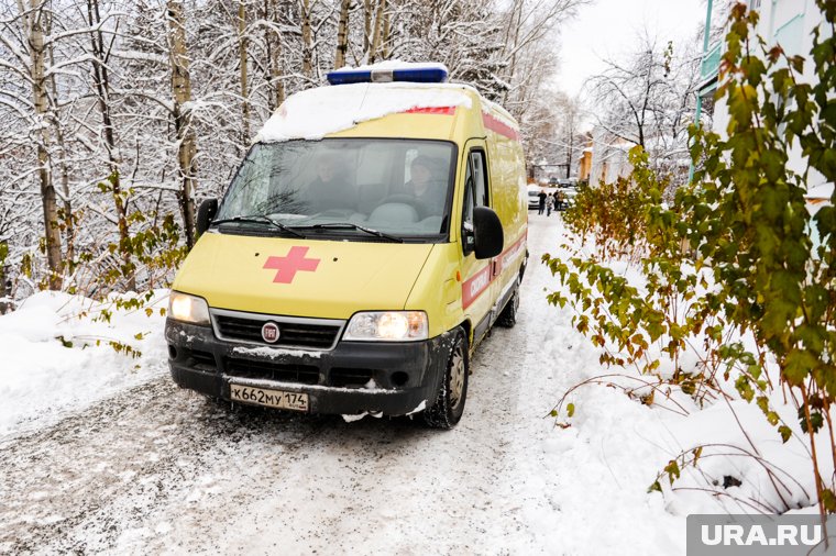 Автомобиль скорой помощи с трудом выехал со двора в районе УТДС в Ноябрьске