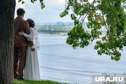 Купол находится на берегу озера в лесу