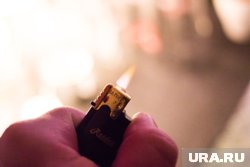 Подсудимый использовал легковоспламеняющуюся жидкость, бумагу и зажигалку 
