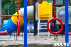 Девочка неудачно упала с гимнастических колец