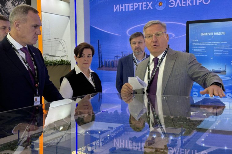 Алексей Бобров (справа) также представил проекты группы компаний губернатору ХМАО Руслану Кухаруку (слева)