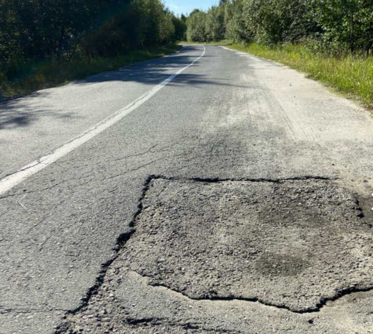 Дорога разбита и покрыта "волнами"