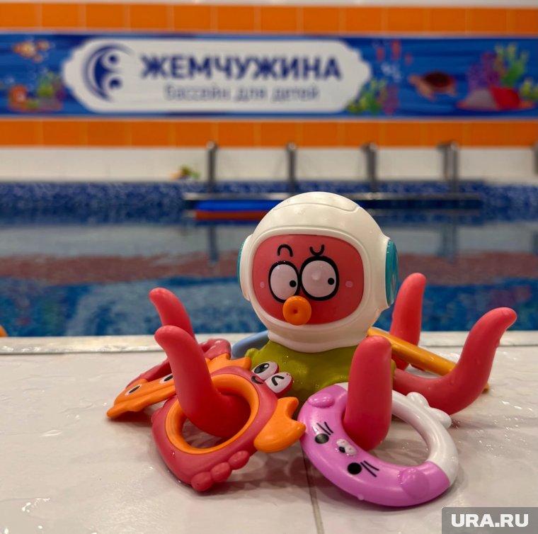 В центре развития обучают плаванию самых маленьких детей