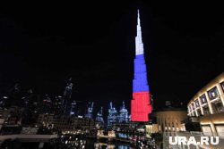 Самое высокое здание в мире окрасили цветами флага России