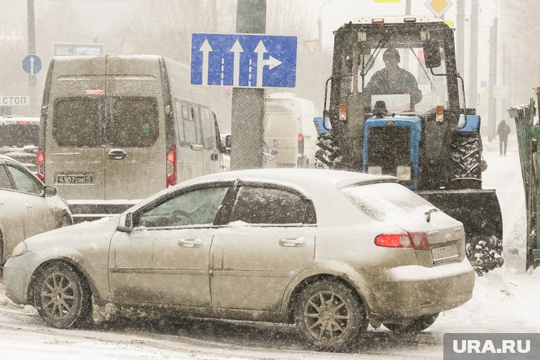 Пробки возникли в том числе и из-за снегопада 