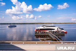 Электрическое судно используется для развлекательных рейсов по Каме