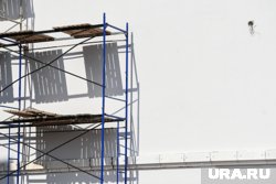 Курганец пострадал, когда проходил мимо стройки