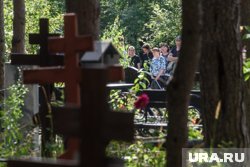 Жителей просят не задерживаться на кладбище после похорон и не оставлять еду