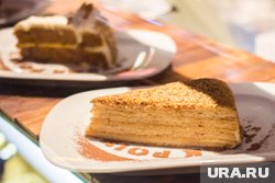 Торт приготовлен для угощения гостей праздника